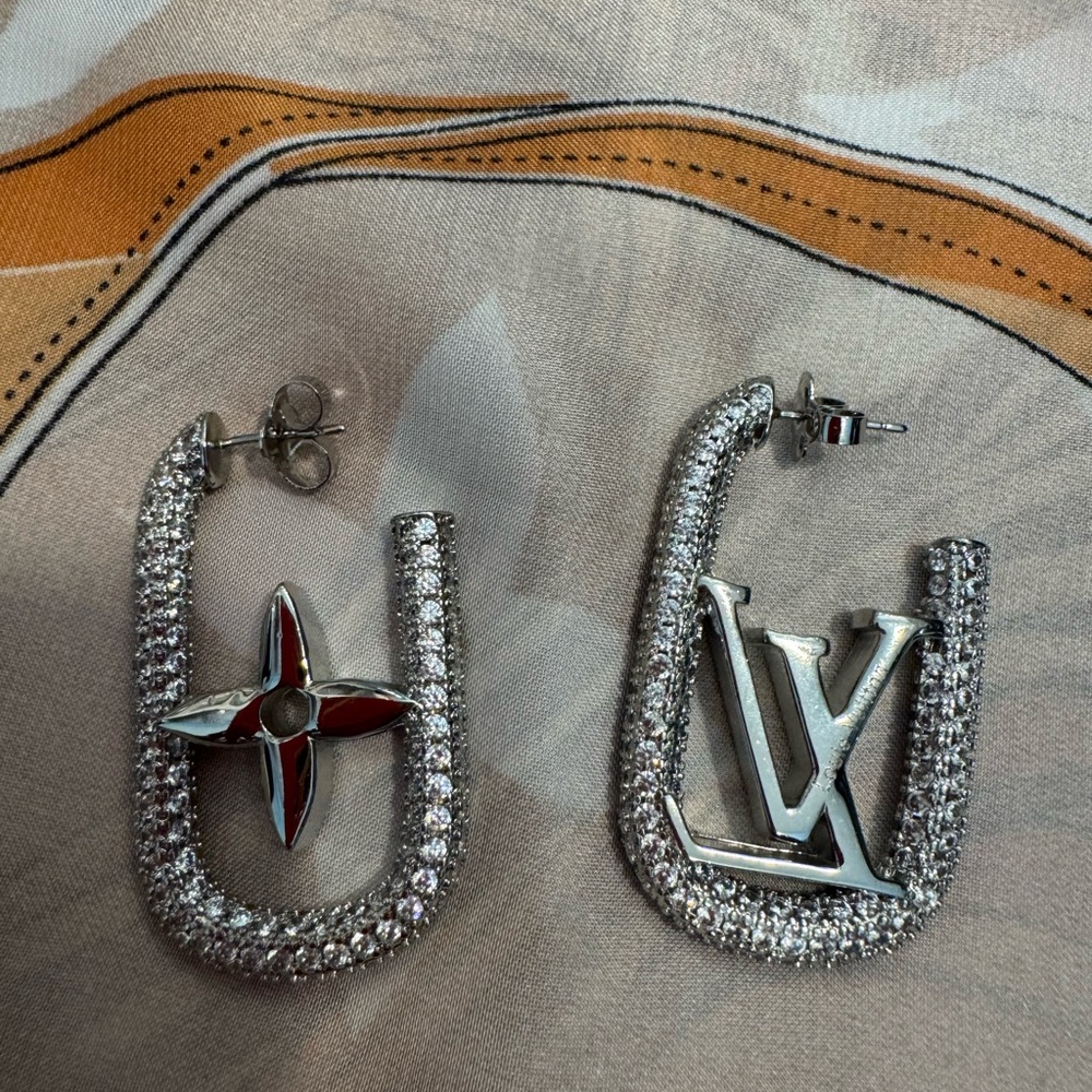 Louis Vuitton Silver Crystal Logo Baguette Earrings - Picture 6 of 6